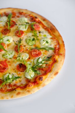 Pizza domates ve roka ve mozzarella ile