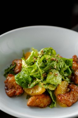  tavuk biftek, salata karışımı, portakal, peynir salatası. Zeytinyağı altında.