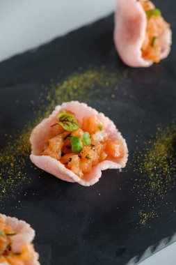 Bir tepsi üzerinde Somon tartar