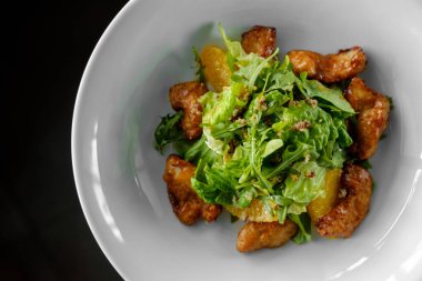  tavuk biftek, salata karışımı, portakal, peynir salatası. Zeytinyağı altında.