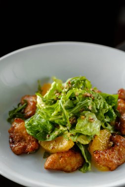  tavuk biftek, salata karışımı, portakal, peynir salatası. Zeytinyağı altında.