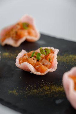 Bir tepsi üzerinde Somon tartar