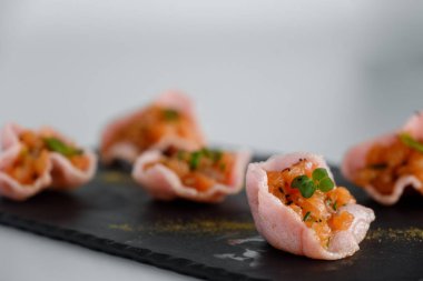 Bir tepsi üzerinde Somon tartar