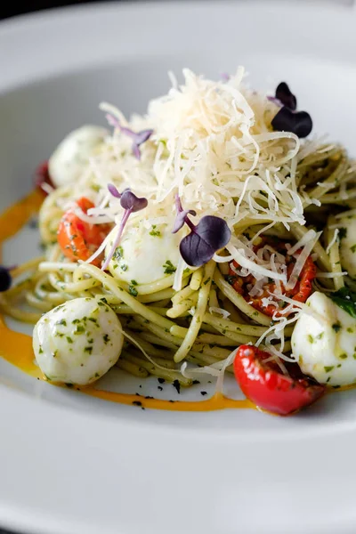 Fesleğen ve mozzarella peynirli spagetti