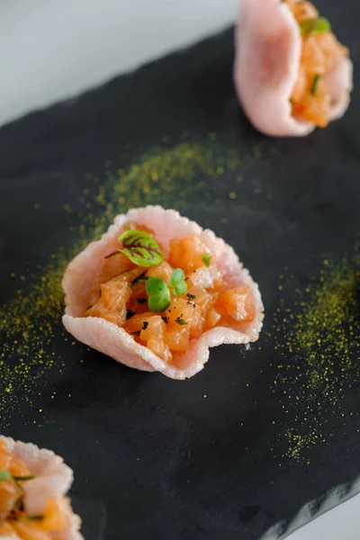 Bir tepsi üzerinde Somon tartar