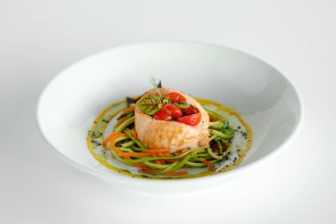 Spagetti kabak ve havuç ile somon