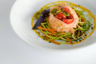 Spagetti kabak ve havuç ile somon