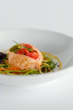 Spagetti kabak ve havuç ile somon