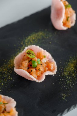 Bir tepsi üzerinde Somon tartar