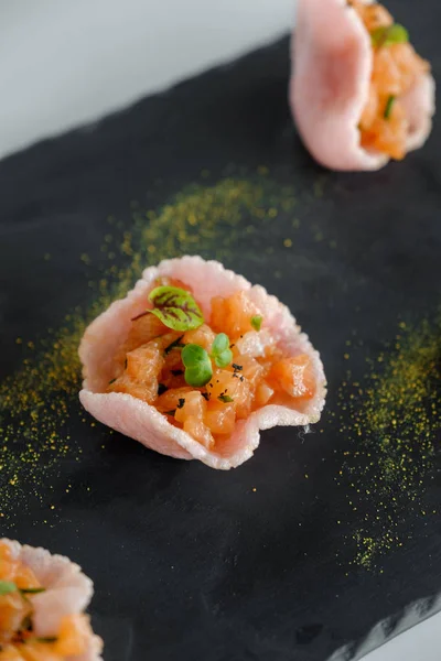 Bir tepsi üzerinde Somon tartar