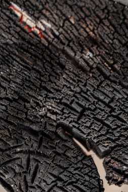 siyah ahşap tahta masa yüzeyi yanmış. yanık ahşap doku