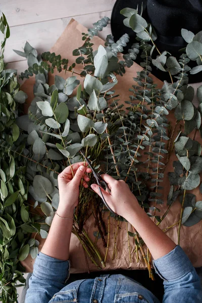 Floristería hace un ramo. Proceso de trabajo. Vista desde arriba — Foto de Stock