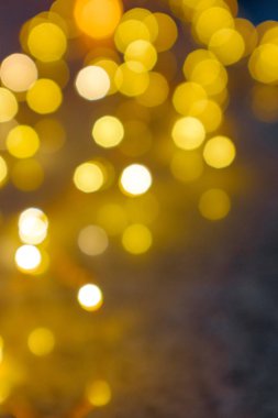 Noel ışıkları. Bokeh. Gökyüzüne karşı bulanık ışıklar