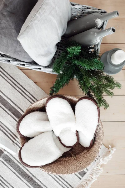 Mand met gezellige bont slippers onder de kerstboom — Stockfoto