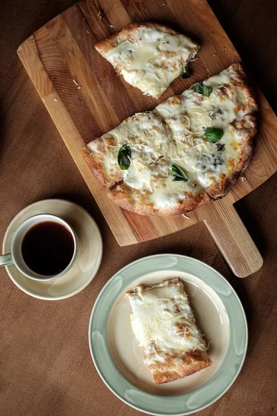 チーズと木の板にバジルのピザ — ストック写真
