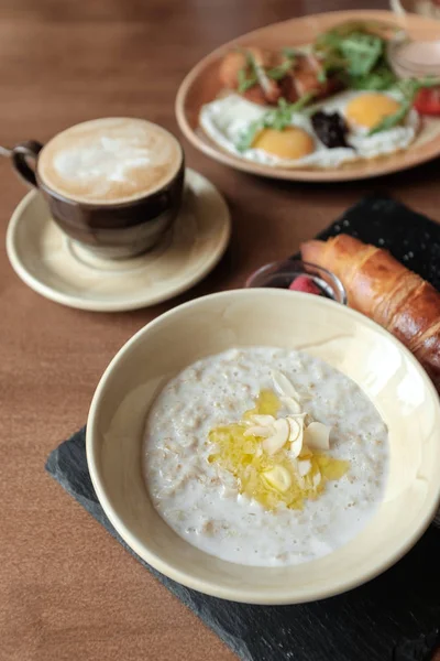 Gesundes Frühstück mit Haferflocken und Himbeeren — Stockfoto