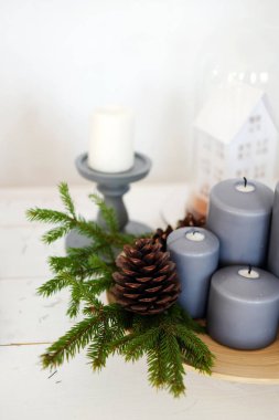 Noel süsleri, koni ve mumlar