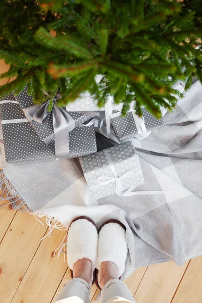Caixas de presente sob a árvore de Natal — Fotografia de Stock