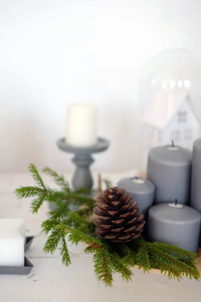 Decorações de Natal, cones e velas — Fotografia de Stock