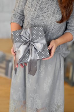 Genç kadın ile Noel hediye kutusu