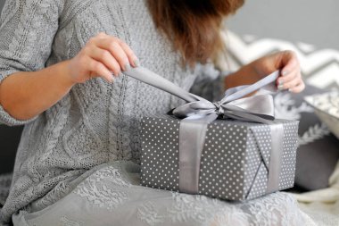 Genç kadın ile Noel hediye kutusu