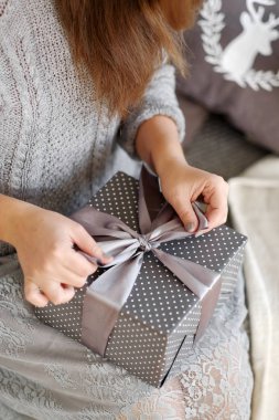 Genç kadın ile Noel hediye kutusu