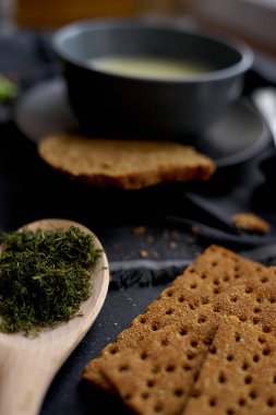 yakın görünümünü tost, tahta kaşıkla baharat