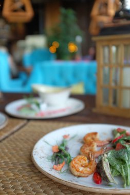 ızgara karides tabakta görmek