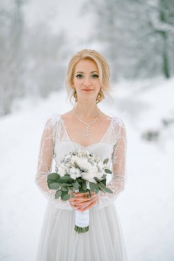 beyaz gelinlik gelin buketi ayakta karlı sahnesinde ile