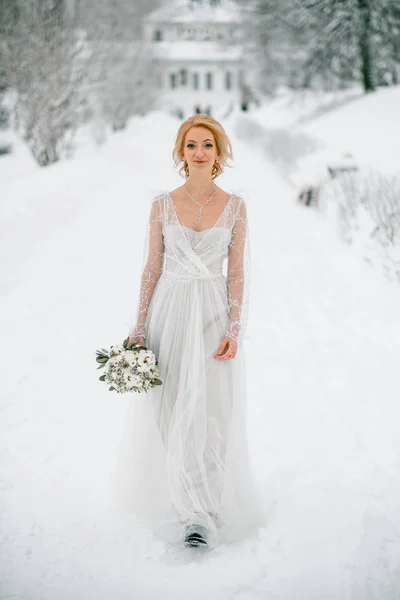 Невеста Белом Свадебном Платье Букетом Стоящим Снежной Сцене — стоковое фото