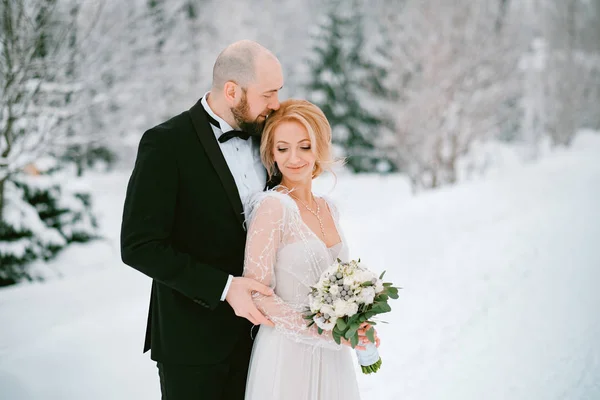 Romantische Aufnahme Von Braut Und Bräutigam Posiert Verschneiter Szene — Stockfoto