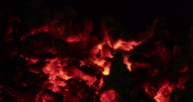 yanan kömürlerin görünümünü kapat