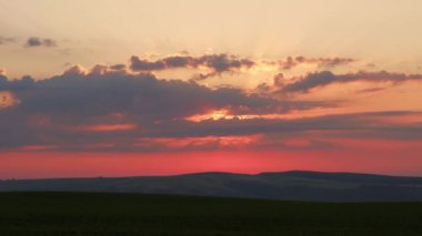 Sakin dağlık manzara üzerinde kırmızı gündoğumu gökyüzü