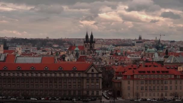 Flytta Moln Över Prags Gamla Stad Och Vägar Trafik — Stockvideo
