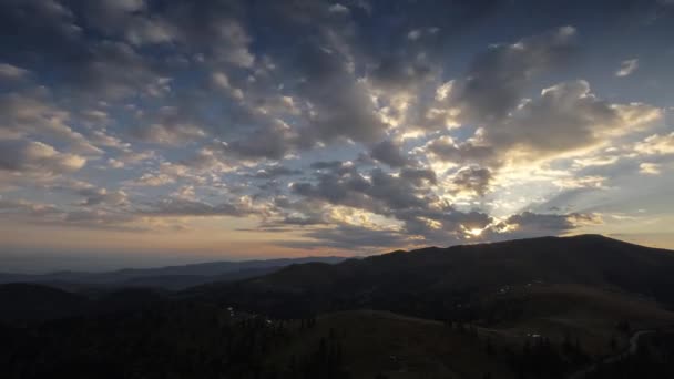 Vista Panorámica Del Paisaje Montañoso Con Nubes Movimiento Durante Puesta — Vídeo de stock
