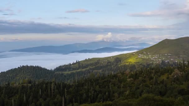 Рухомі Хмари Сонячне Світло Зеленому Гірському Ландшафті — стокове відео