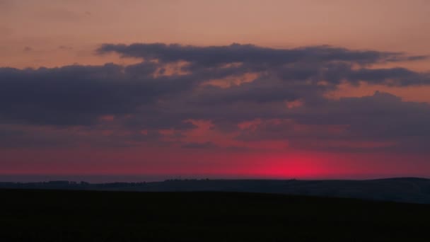 红色日出天空在平静的丘陵风景 — 图库视频影像