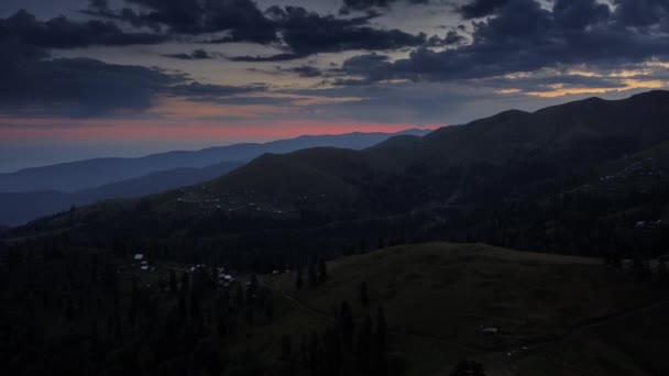 Vista Panorámica Del Paisaje Montañoso Con Nubes Movimiento Durante Puesta — Vídeos de Stock