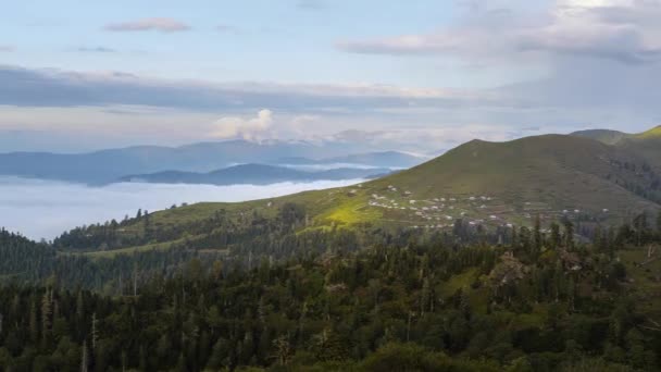 Nubes Móviles Luz Del Sol Verde Paisaje Montañoso — Vídeo de stock