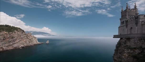 Вид Движущихся Облаков Над Морем Замок Скале Переднем Плане — стоковое видео