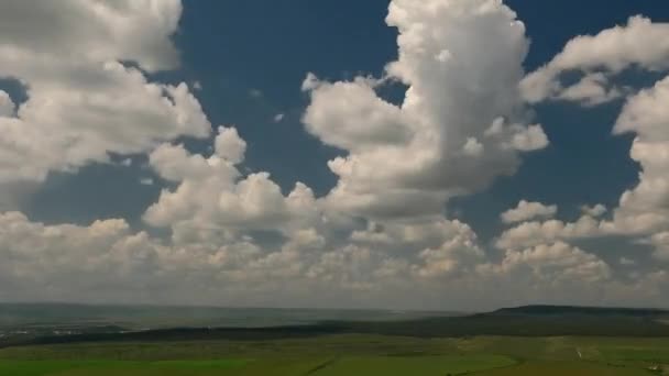 雲と太陽の光を緑豊かな緑の風景に移動 — ストック動画