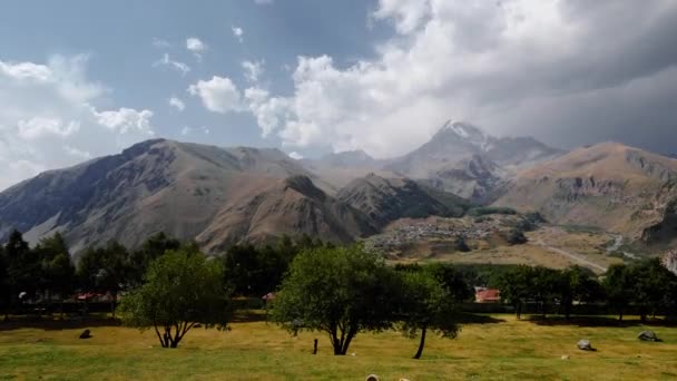 Árvores Verdes Vale Com Montanhas Nuvens Movimento — Vídeo de Stock