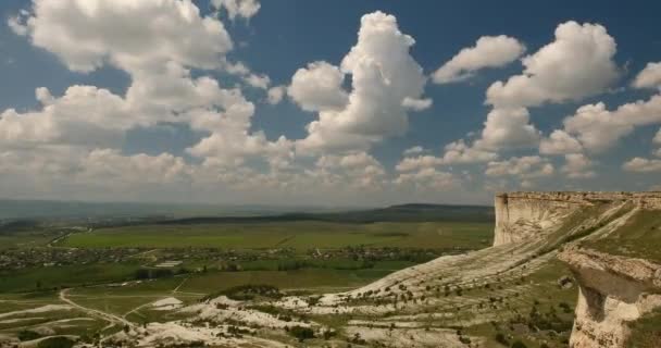 Nuvens Movimento Paisagem Rochosa Verde — Vídeo de Stock