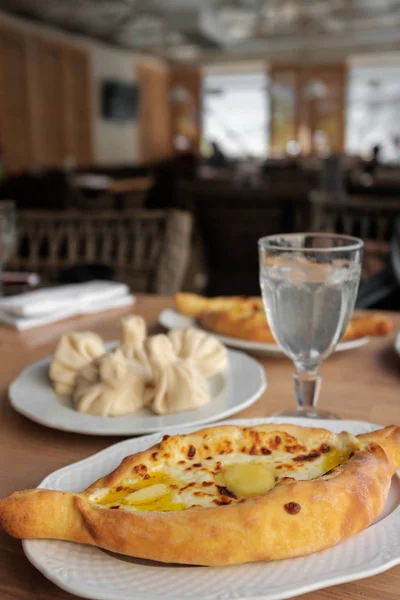 Khachapuri y Khinkali en un plato. Plato nacional georgiano — Foto de Stock