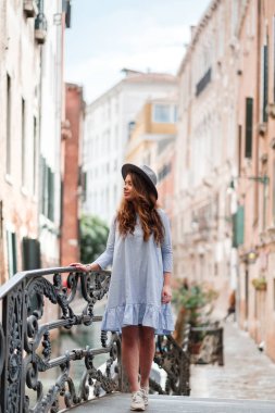 Kız şapka ve Venedik elbise