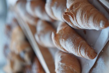 Ahşap tepside taze pişmiş kruvasan ların yakından görünümü