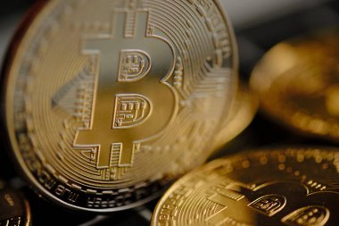 Bitcoins ve Yeni Sanal para kavramı. B simgesi harfi ile altın sikkeler