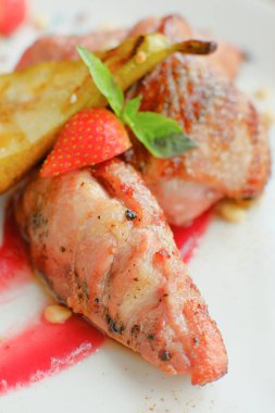 armut, çilek sosu ve deniz ürünleri ile lezzetli yemek