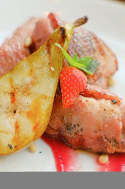 armut, çilek sosu ve deniz ürünleri ile lezzetli yemek