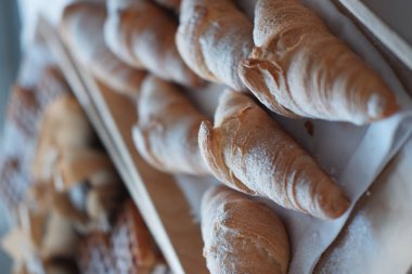 Ahşap tepside taze pişmiş kruvasan ların yakından görünümü